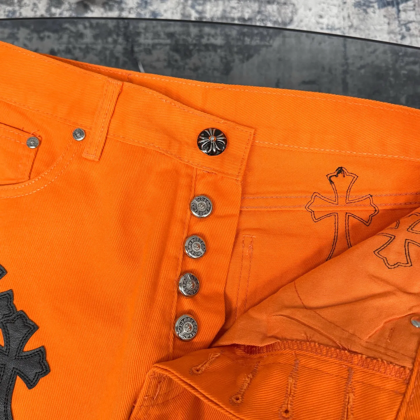 P240 Chrome hearts CH The same style as Yang and Su Extinct Virgil co-branded flare micro-flare jeans Three-dimensional version Loose and comfortable, not picky about the figure Makes you look taller and slimmer Made by a large factory Original quality control Same style for men and women Can be matched with couples Versatile recommendation A must-have jeans for all seasons Made of heavy-duty washed pure cotton denim fabric After washing, they are soft and thick and very stylish when worn Size: M-XXL Color: Orange .............